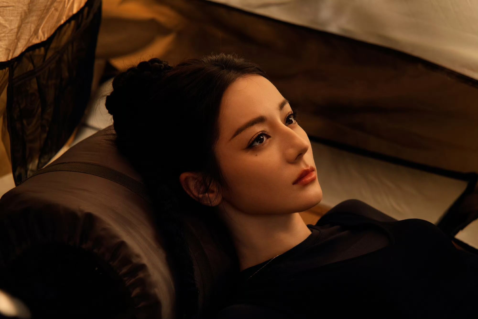 Đi ngủ nhưng trang điểm đậm Trang điểm không phù hợp với cảnh ngủ