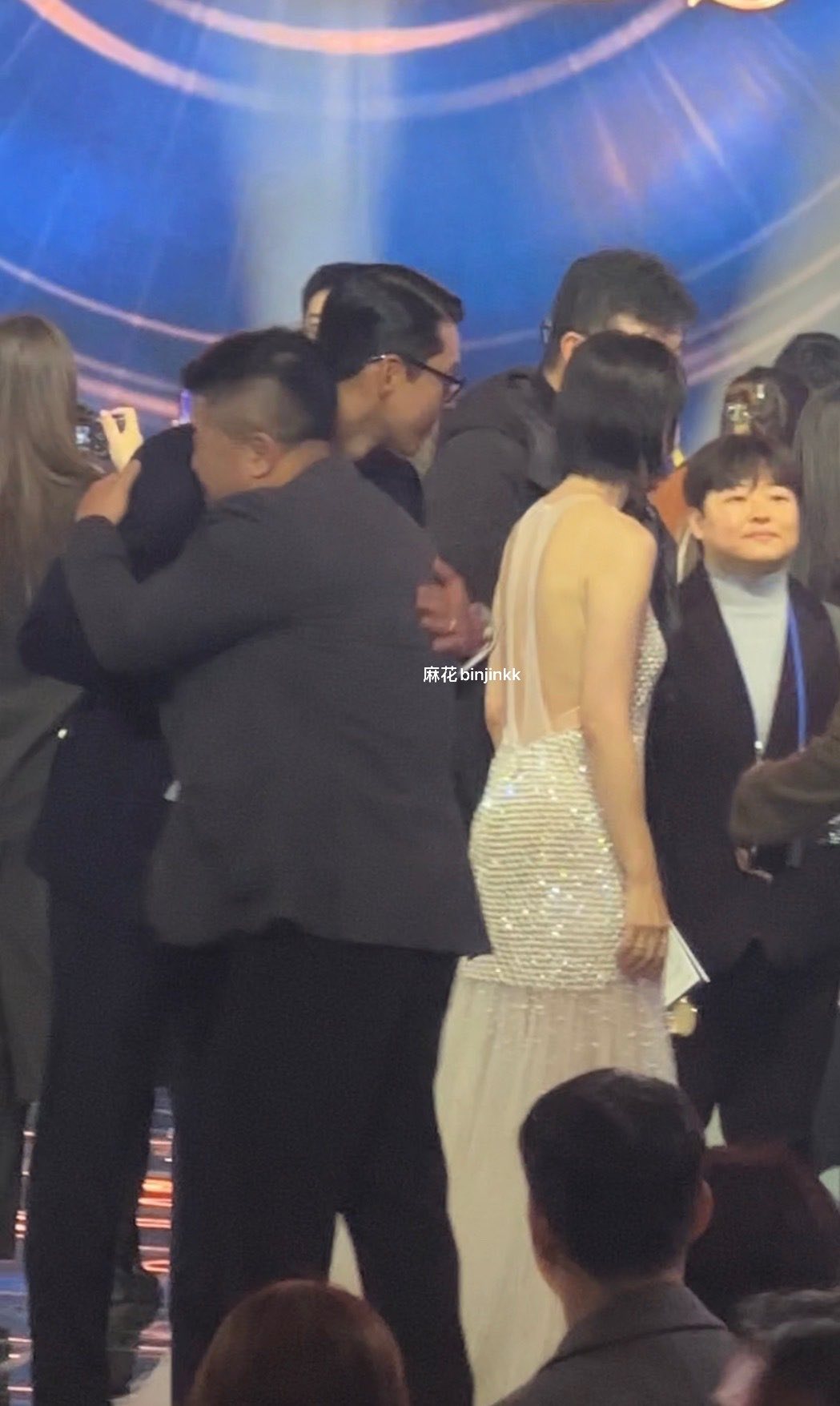 Hyun Bin dõi theo Son Ye Jin khi gặp bạn thân Hyun Bin tương tác với bạn thân nhưng ánh mắt dõi theo Son Ye Jin