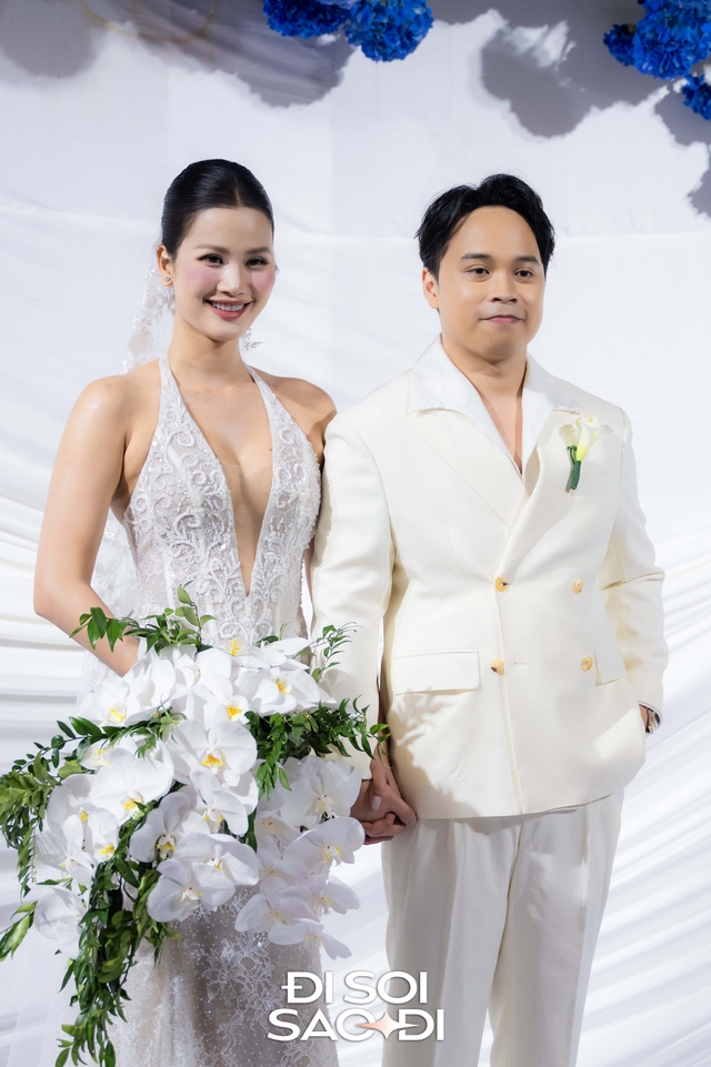 Hương Ly diện váy cưới gợi cảm, gây chú ý bởi bó hoa to đặt trước bụng Cô dâu dùng hoa cưới che vòng 2