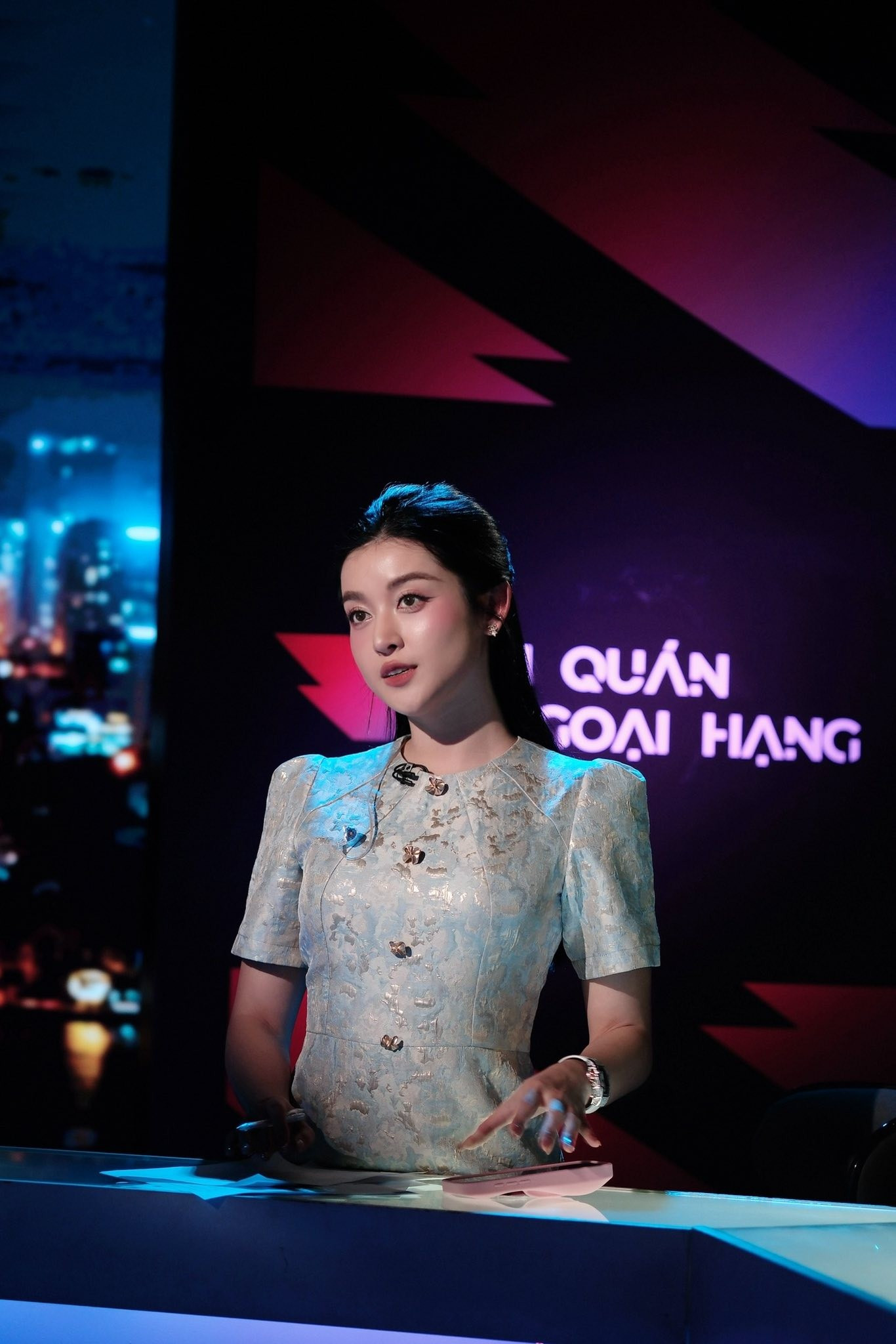 Huyền My tích cực tập luyện dẫn chương trình