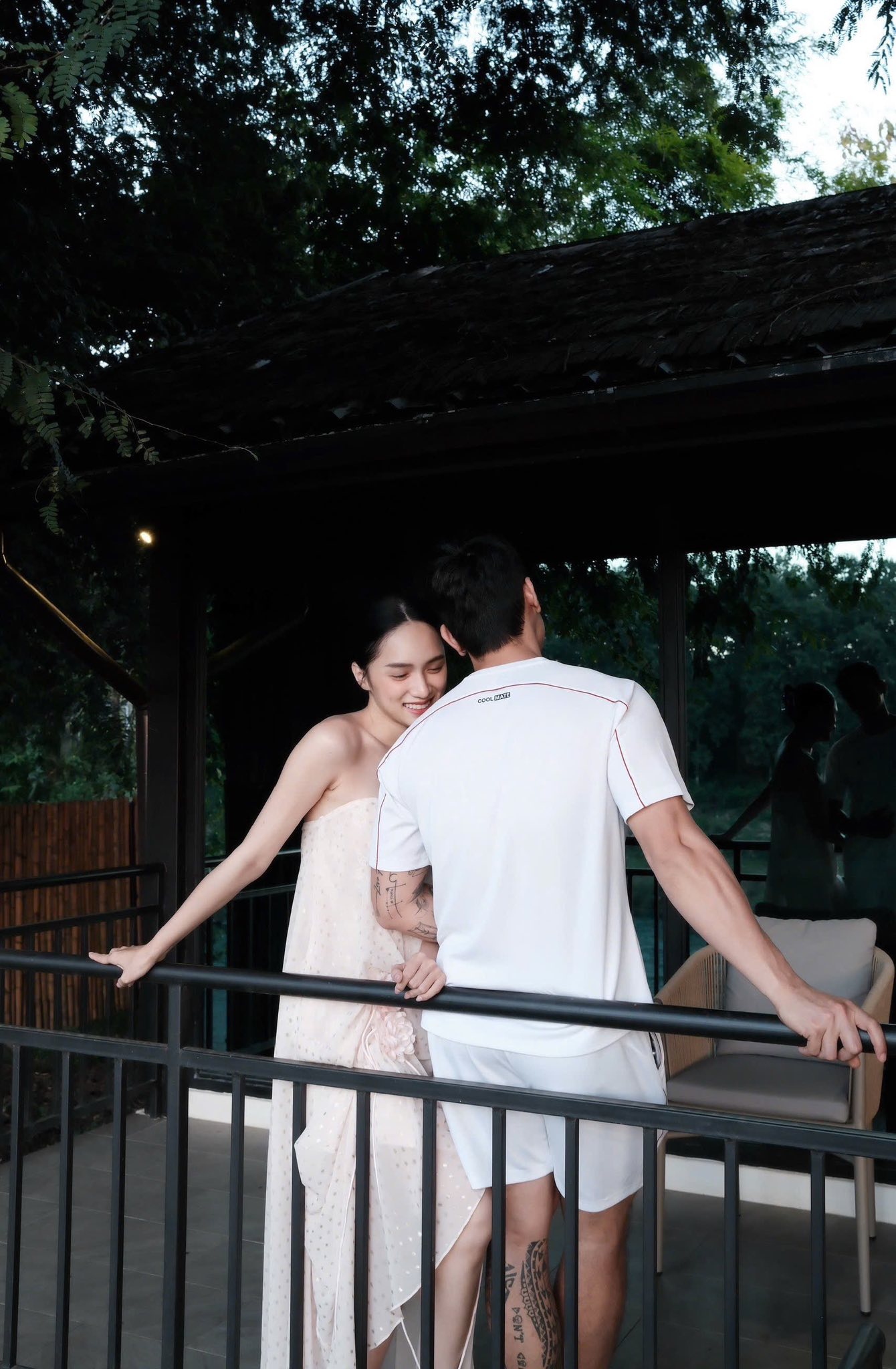 Hoa hậu Việt bị 'tóm' hẹn hò trai trẻ, ôm ấp sát rạt không chút e dè - Ảnh 2. Hương Giang công khai ảnh đi du lịch cùng người quay lưng