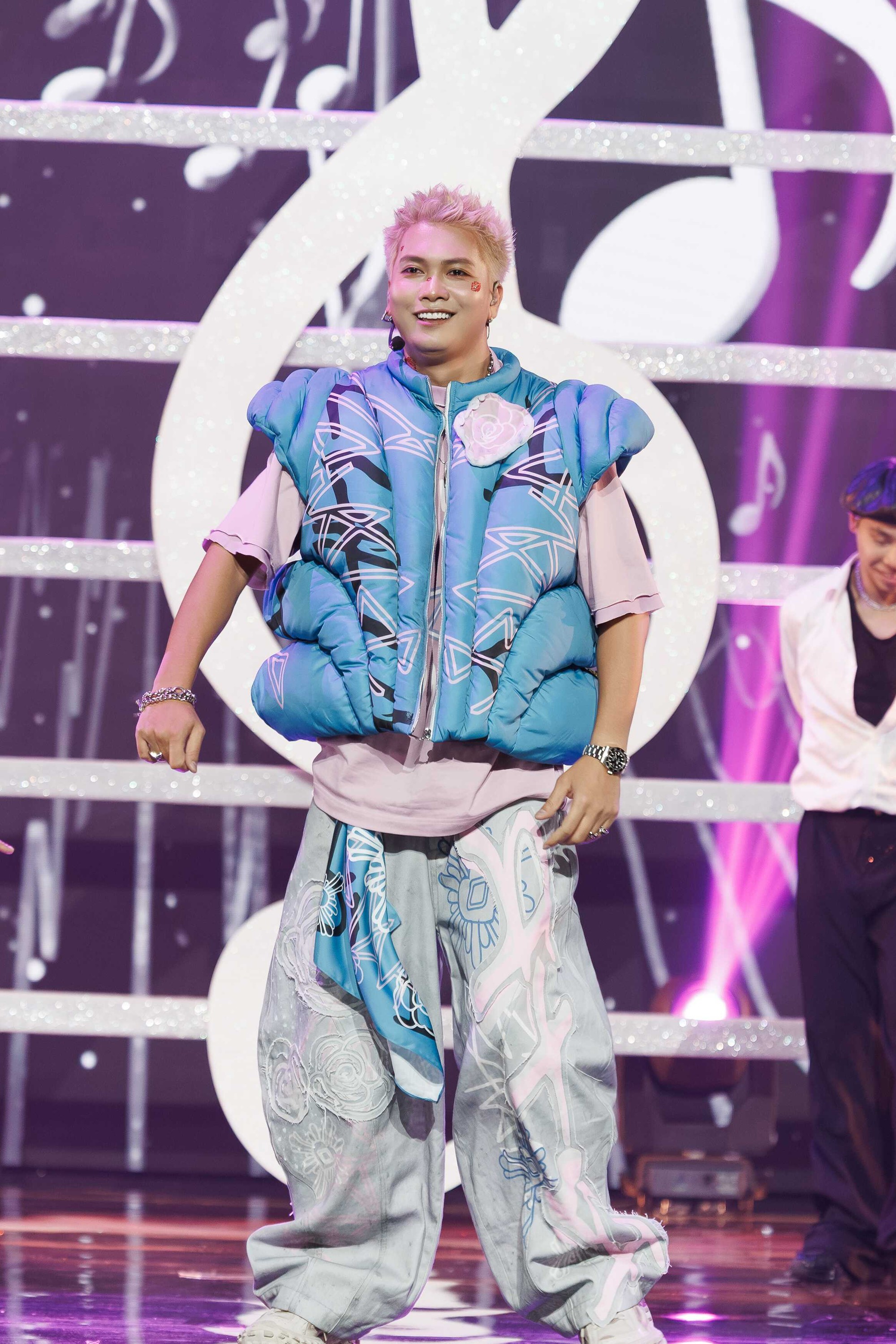 Big Daddy biểu diễn ca khúc Tiệc vui có bạn hiền gửi lời tri ân đến anh em