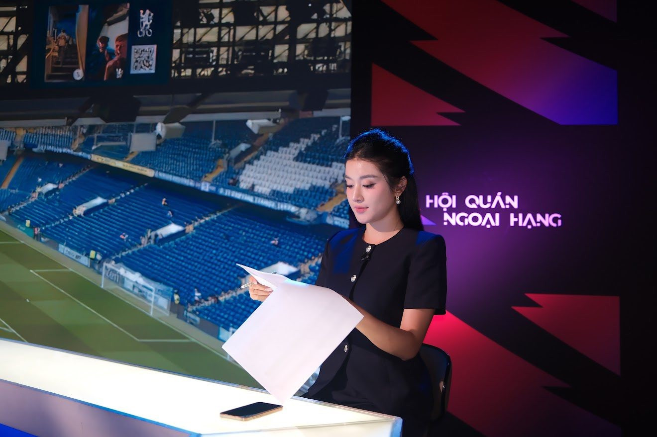 Huyền My trong quá trình dẫn chương trình