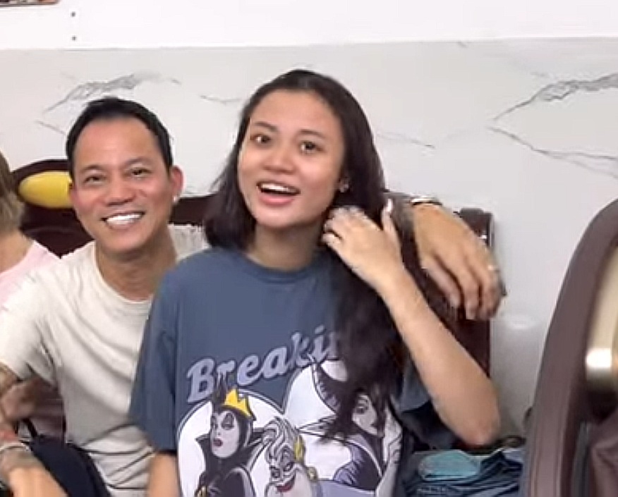 Chế Phong ôm con gái Chế Phong ôm con gái trong ngày vui