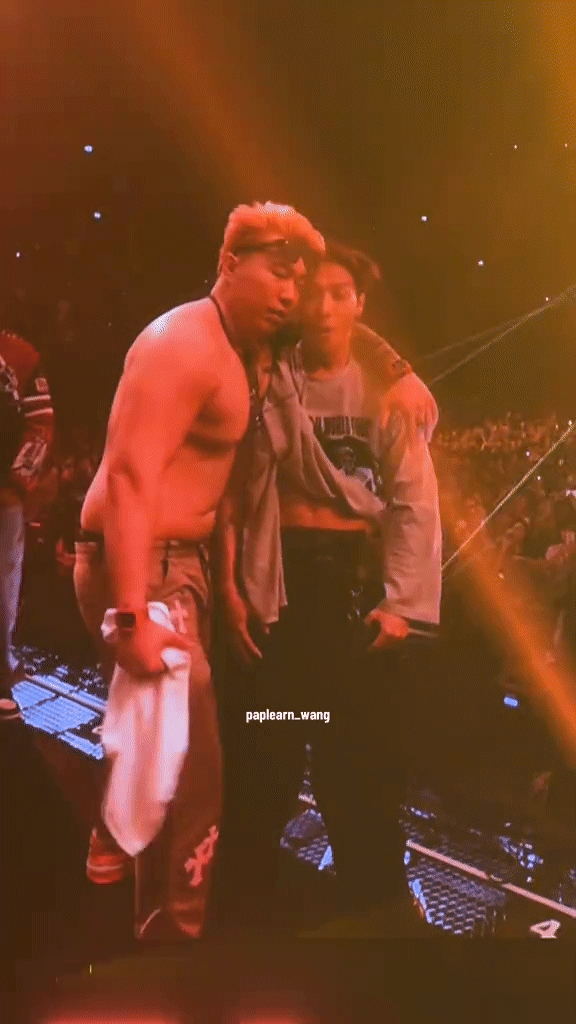 Anh 'xịt keo' khi được fanboy hôn vào thái dương Jackson ngượng ngùng khi bị fanboy hôn