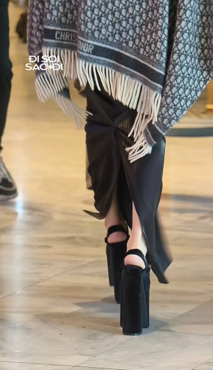 Hòa Minzy đầu tư kĩ cho một màn hở bạo- Ảnh 3. Đôi giày cao gót siêu cao của Hòa Minzy