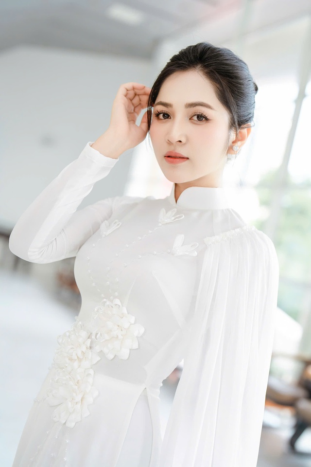 Song song với đi biểu diễn, Duyên Quỳnh vẫn duy trì sự nghiệp giảng dạy thanh nhạc Nguyễn Duyên Quỳnh trong các hoạt động biểu diễn và giảng dạy