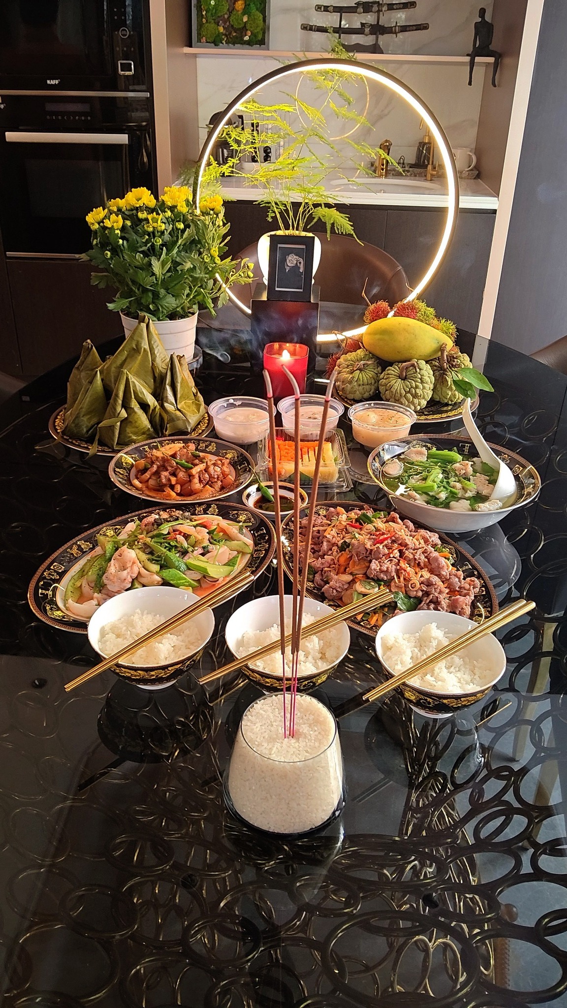 Sự trùng hợp rùng mình của 3 cố nghệ sĩ Chí Tài - Thương Tín - Ngọc Trinh- Ảnh 2. Mâm cúng giỗ cố nghệ sĩ Chí Tài