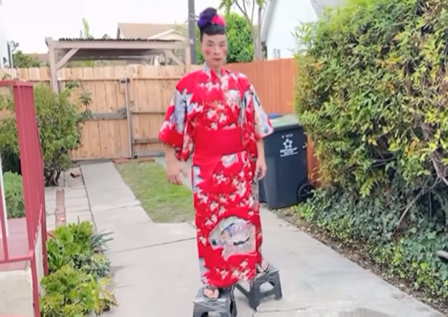 Tuấn Cảnh vui chơi cùng bạn bè Hình ảnh Tuấn Cảnh trong buổi giao lưu