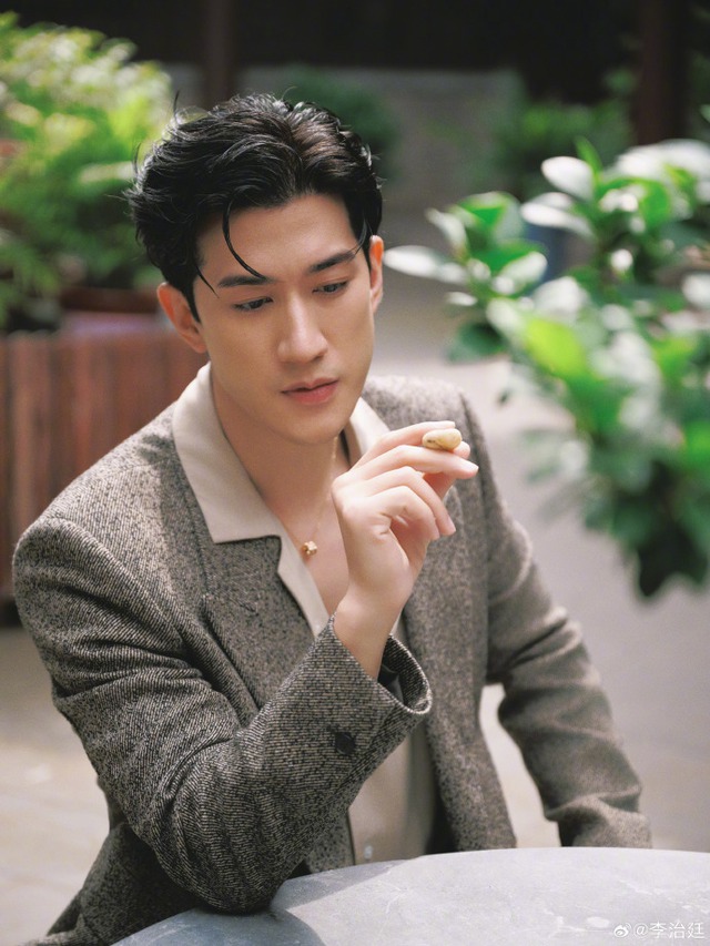 Nam diễn viên được cho là sắp lên chức cha Lý Trị Đình đưa bà xã đi khám thai