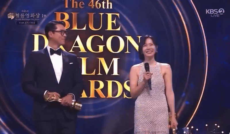 Khoảnh khắc ngọt ngào trên sân khấu Rồng Xanh 2025 Cặp đôi trao nhau tình cảm trên sân khấu