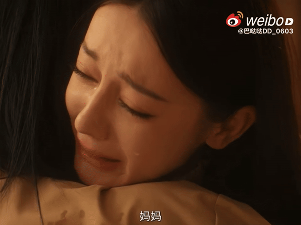 Cảnh biểu cảm nhíu mày của Địch Lệ Nhiệt Ba Diễn xuất nhíu mày của Địch Lệ Nhiệt Ba