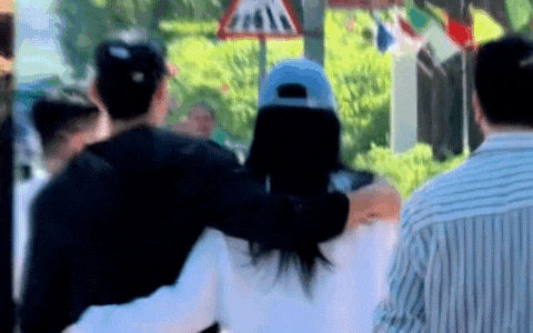 Hoa hậu Việt bị 'tóm' hẹn hò trai trẻ, ôm ấp sát rạt không chút e dè - Ảnh 1. Hương Giang và bạn trai ôm nhau rất tình tứ