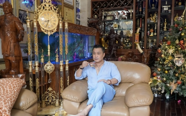 Phòng khách biệt thự Lý Hùng Phòng khách trưng bày ảnh gia đình và cúp nghệ thuật