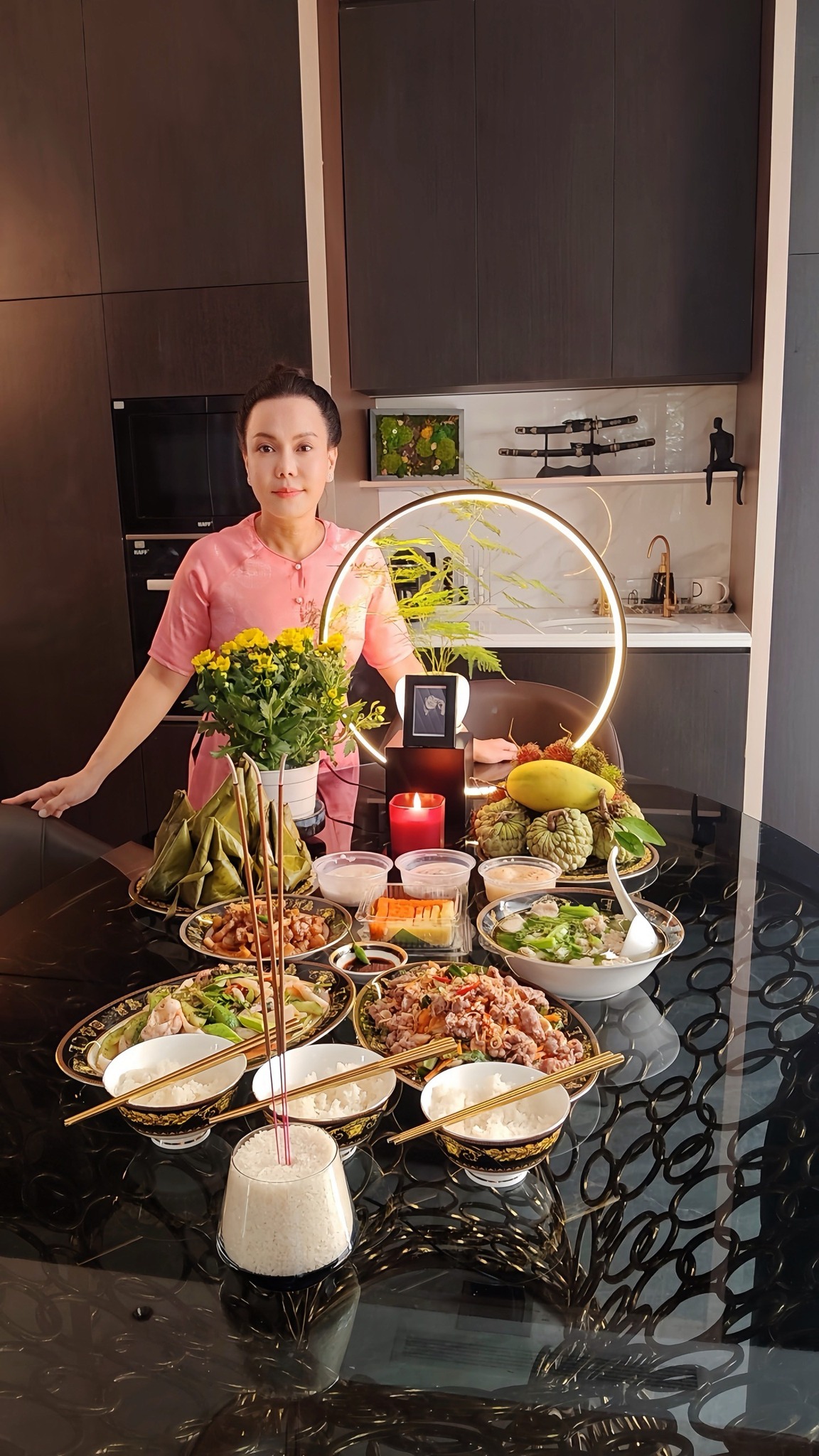 Sự trùng hợp rùng mình của 3 cố nghệ sĩ Chí Tài - Thương Tín - Ngọc Trinh- Ảnh 1. Nghệ sĩ Việt Hương cúng giỗ cố nghệ sĩ Chí Tài