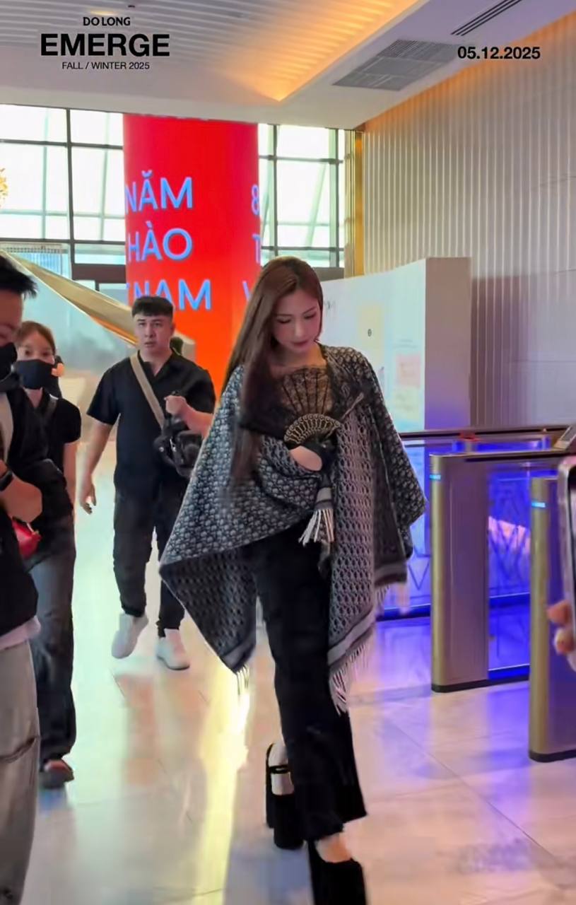 Hòa Minzy đầu tư kĩ cho một màn hở bạo- Ảnh 1. Hòa Minzy diện trang phục thanh lịch trước thềm thảm đỏ