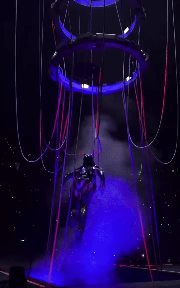 Katy Perry ngã trên sân khấu