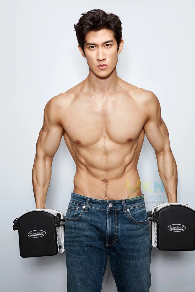 Body hót hòn họt của 'hoàng tử lai Cbiz' Lý Trị Đình body lực lưỡng