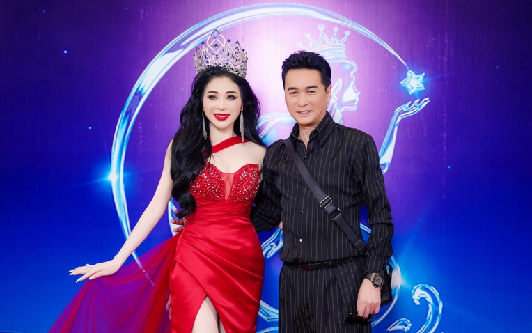 Ca sĩ Nguyễn Hưng tại buổi họp báo Ca sĩ Nguyễn Hưng tại buổi họp báo