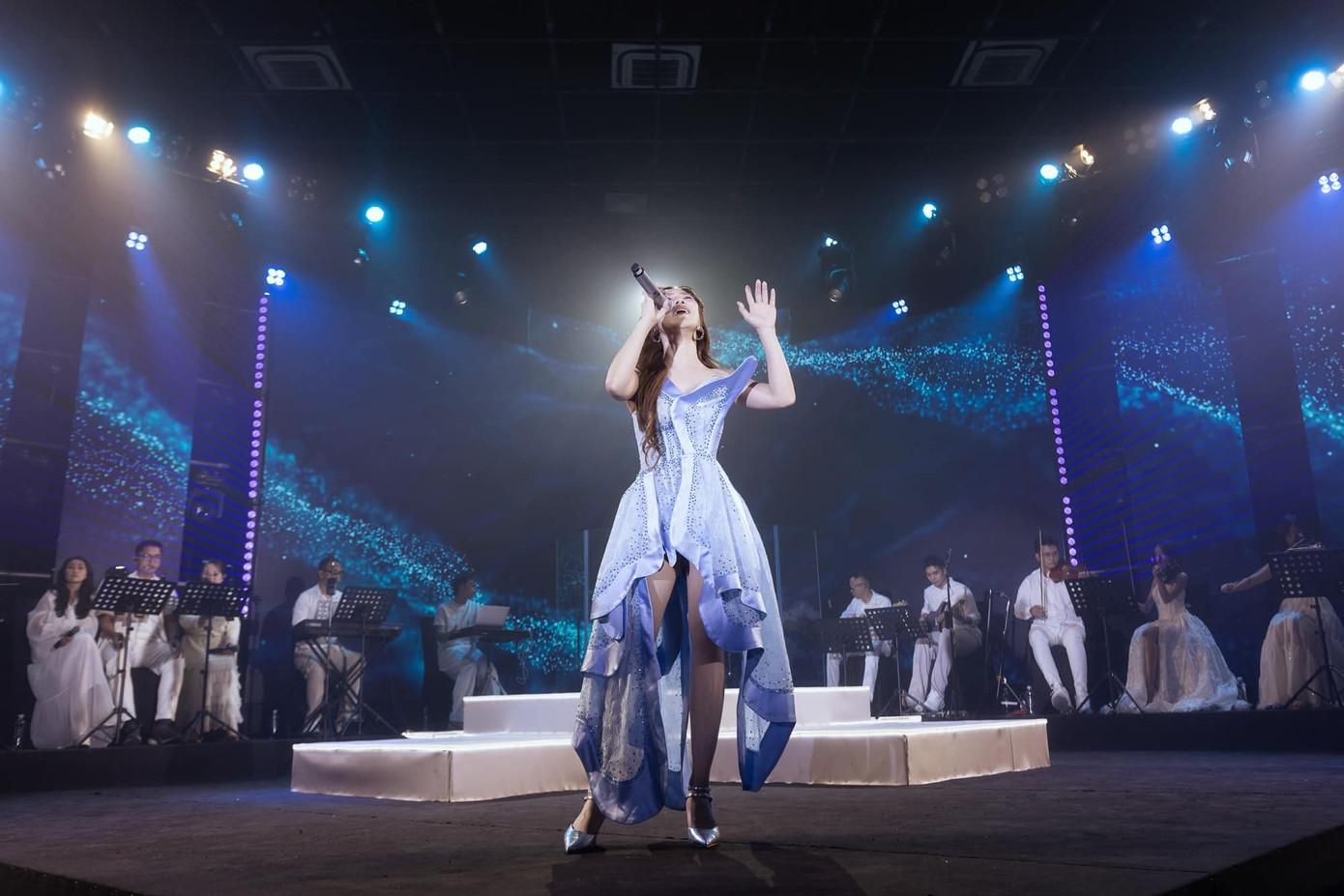 Hương Tràm hoạt động âm thầm nhưng đắt show