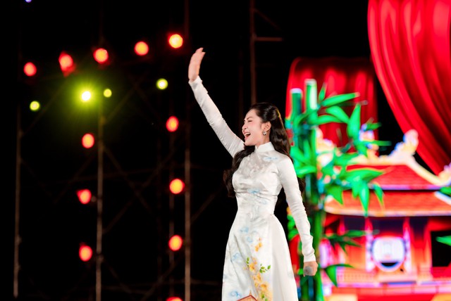 Sự thành công của Viết Tiếp Câu Chuyện Hòa Bình là bước ngoặt đưa sự nghiệp Nguyễn Duyên Quỳnh sang trang Nguyễn Duyên Quỳnh thành công với ca khúc Viết Tiếp Câu Chuyện Hòa Bình