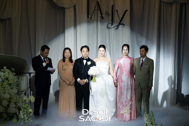 Khoảnh khắc trọng đại của cả hai được sự chứng kiến của gia đình 2 bên Cô dâu chú rể và gia đình hai bên trong lễ cưới