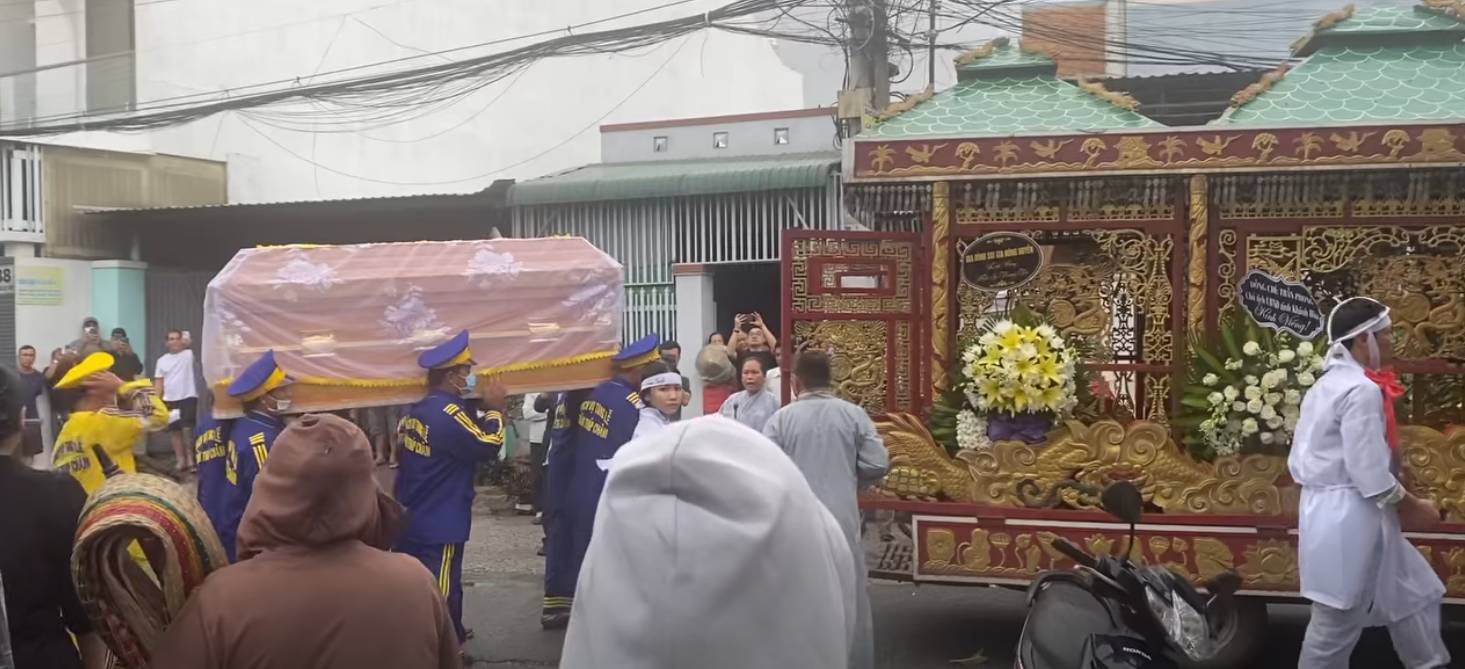 Linh cữu Thương Tín được đưa đi an tang, con gái thất thần - Ảnh 1. Linh cữu Thương Tín được đưa đi an tang, con gái gương mặt thất thần.