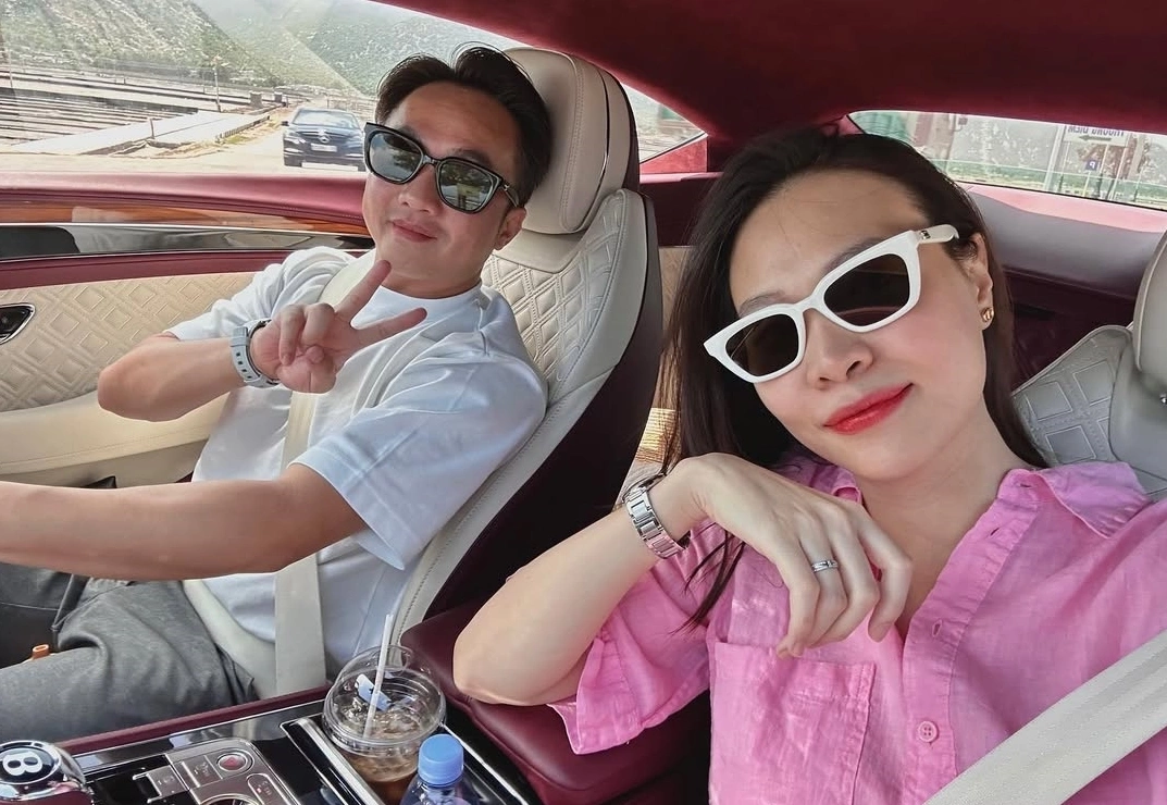 Đại gia phố núi và vợ Cường Đô la cùng vợ bên siêu xe