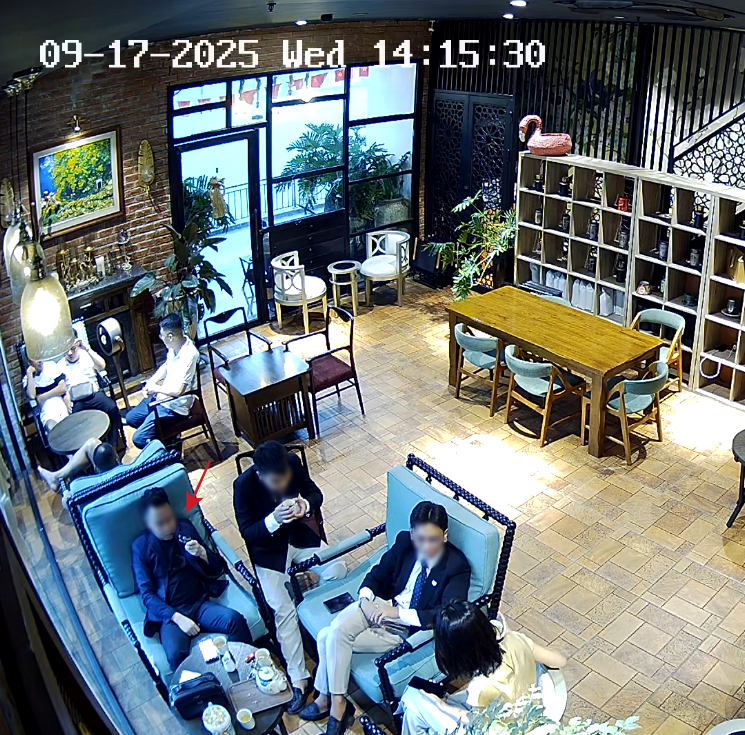 MV kệch cỡm của 'tổng tài' Nguyễn Văn Thiên trước khi bị bắt: Lời như viết bằng AI, liên tục kể khổ- Ảnh 1. Hình ảnh Nguyễn Văn Thiên ở quán cà phê xảy ra vụ việc