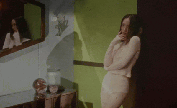 Krystal trong MV Solitary