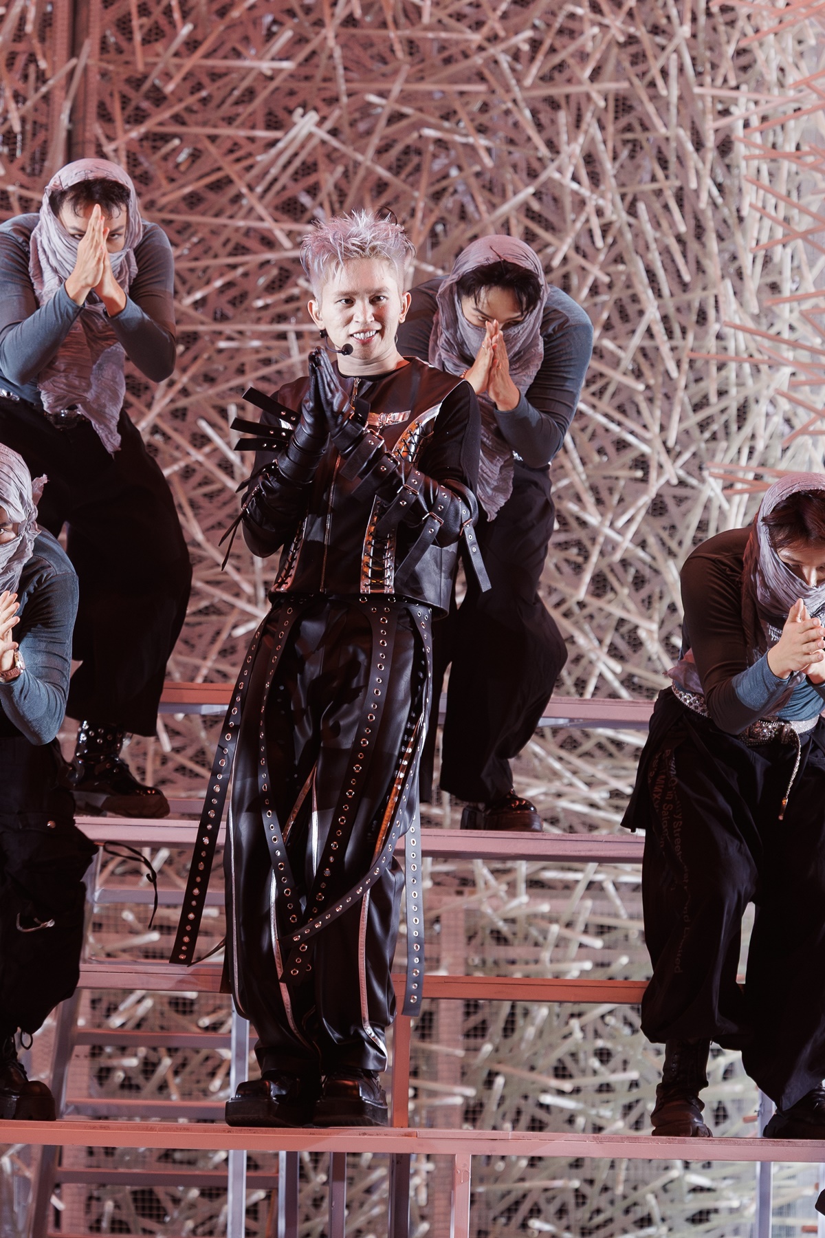 B Ray được cổ vũ nhiệt tình bởi các anh trai