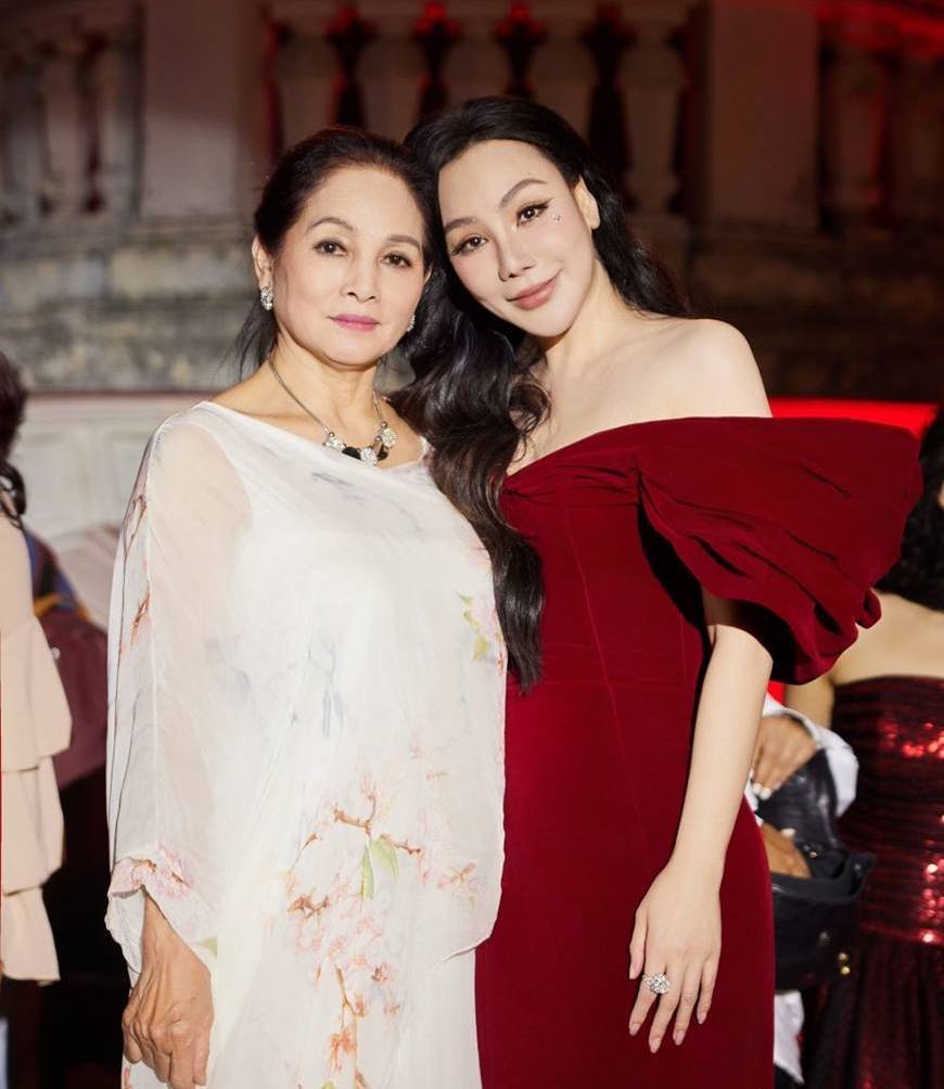 Danh tính 2 sao Việt bị nữ NSND là Đại tá quân đội từ chối nhận túi hàng hiệu, xe ô tô - Ảnh 3. NSND Hà Thủy cùng Hồ Quỳnh Hương