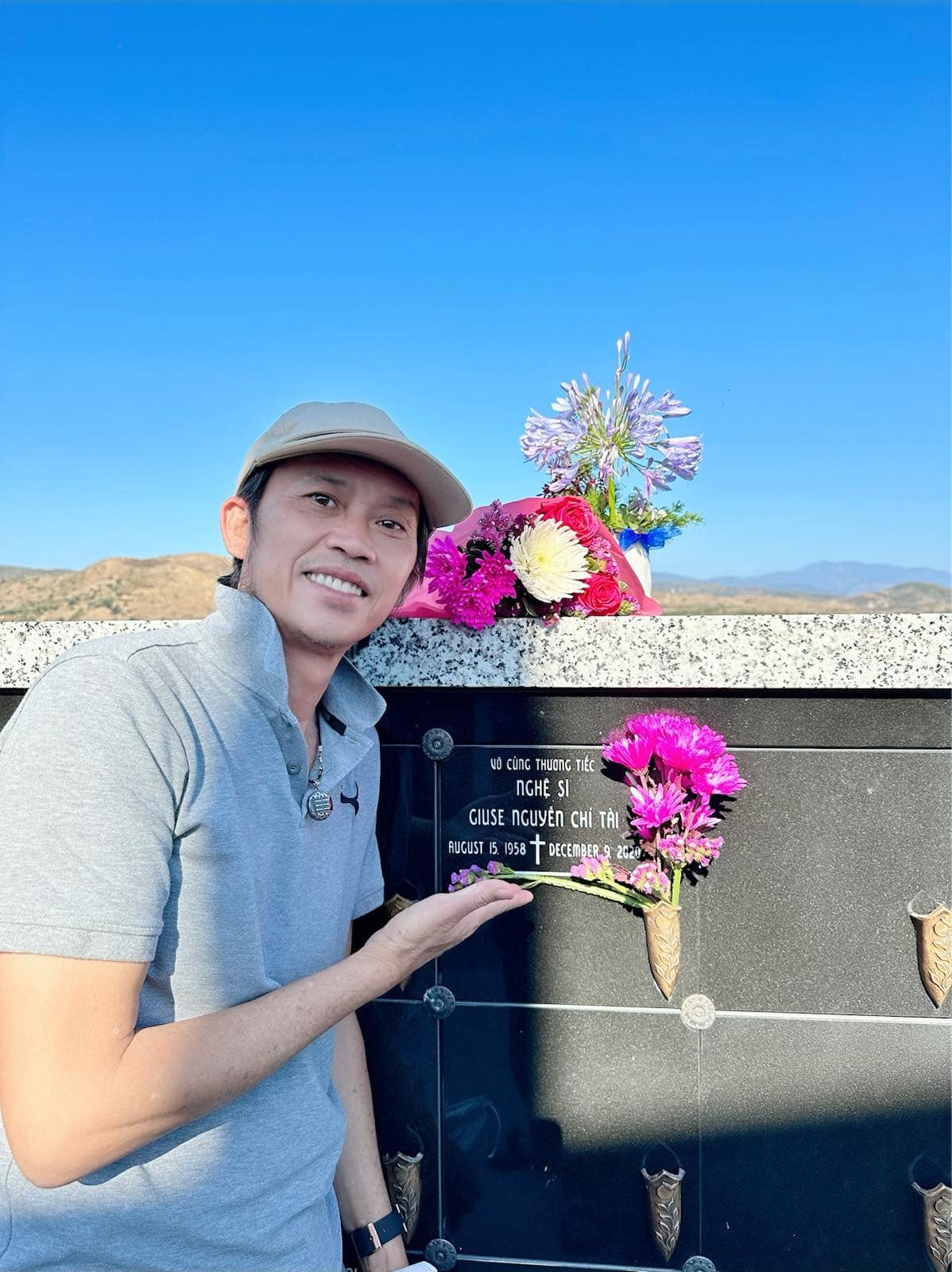 Sự trùng hợp rùng mình của 3 cố nghệ sĩ Chí Tài - Thương Tín - Ngọc Trinh- Ảnh 5. Nghệ sĩ Hoài Linh thăm nơi an vị của Chí Tài